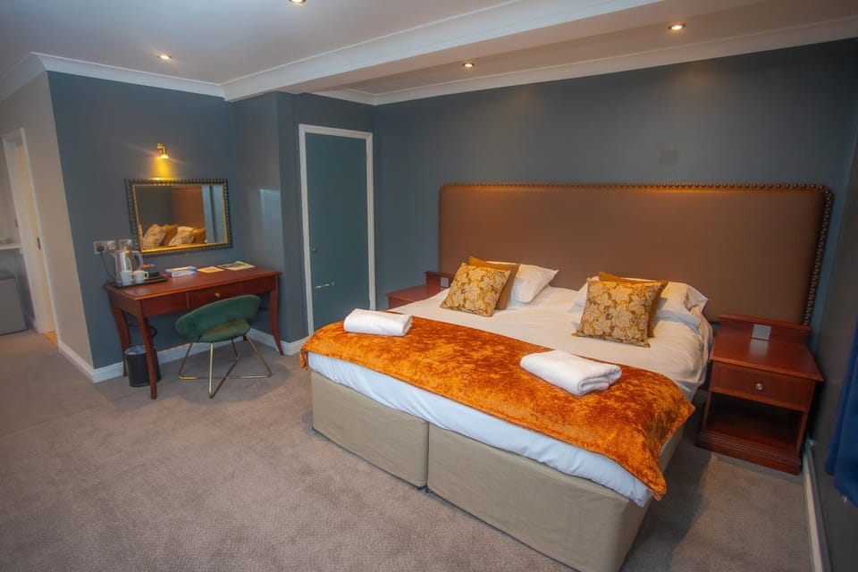 Bed, Photo of the whole room, Seating area, Bedroom, towels, wardrobe