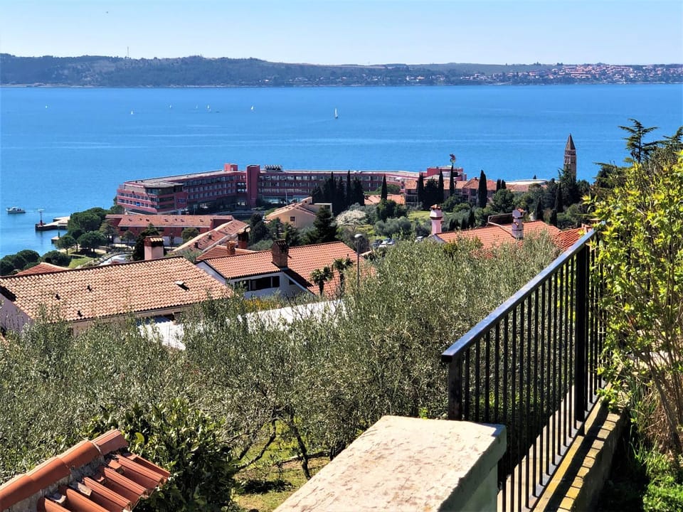 Beautiful Street Apartment - Sea View Apartment in Portorož