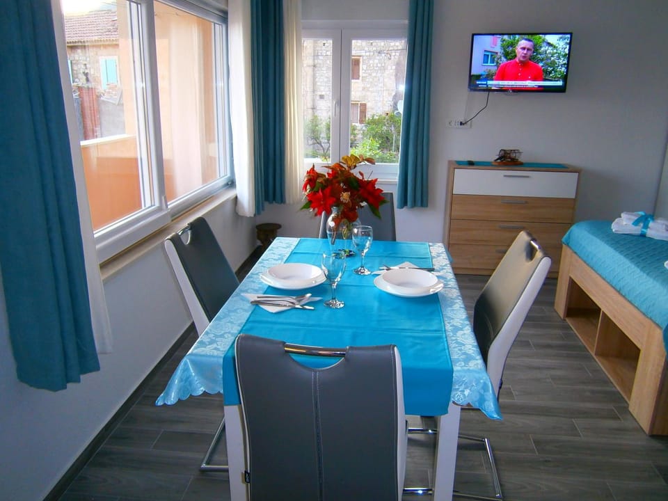 Living room, Dining area
