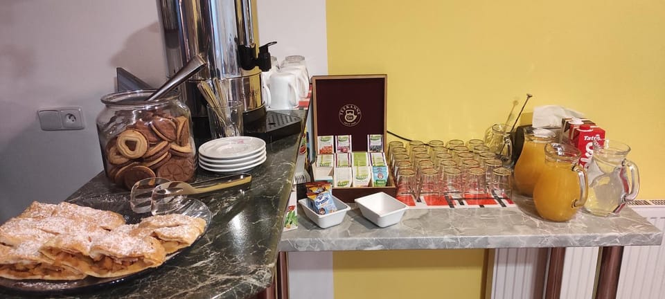 Coffee/tea facilities, Food and drinks, Breakfast, Continental breakfast, Buffet breakfast, locker, air conditioner