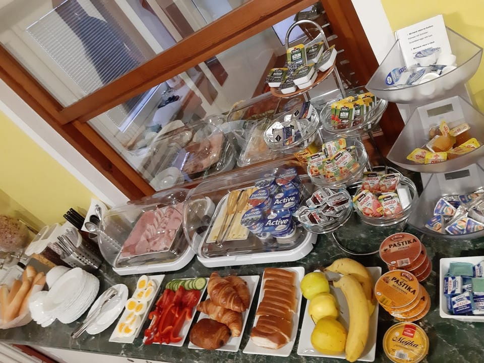 Breakfast, Continental breakfast, Buffet breakfast, air conditioner