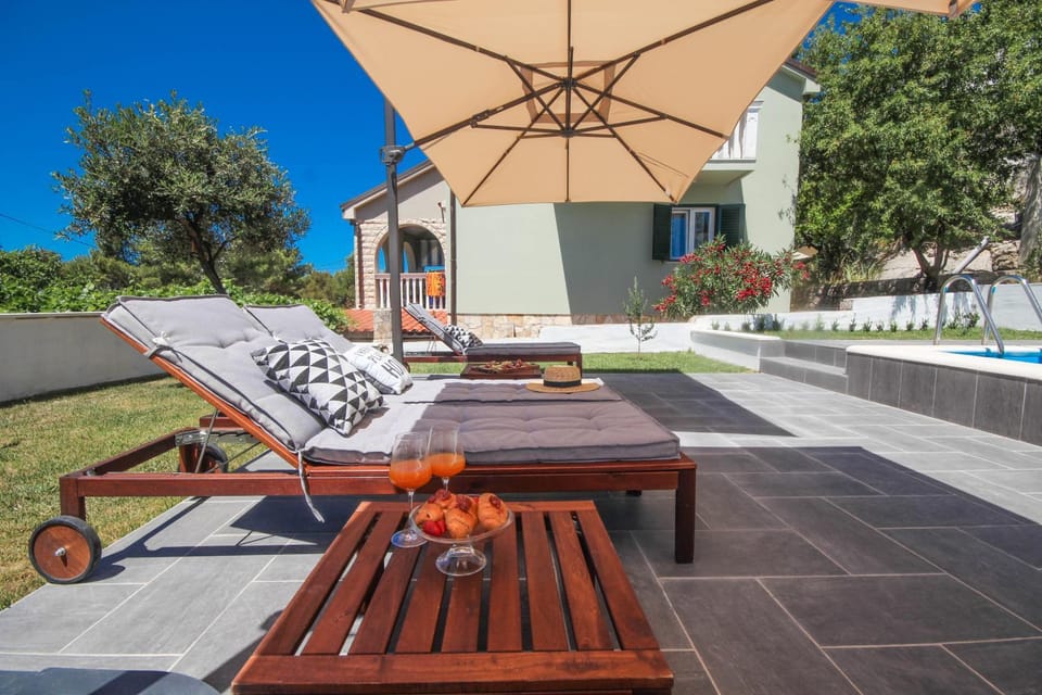 Patio, Swimming pool, sunbed