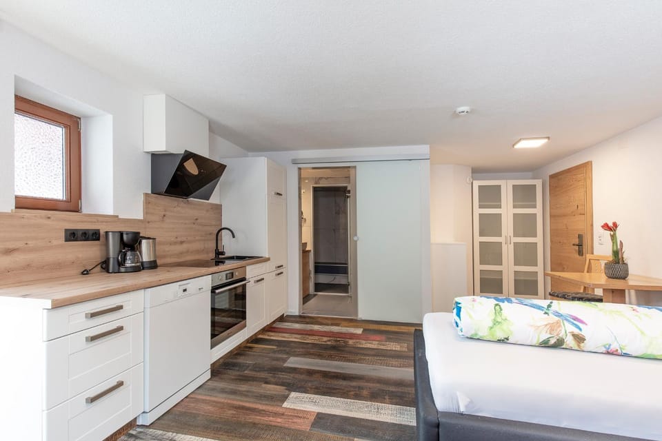 Bed, Kitchen or kitchenette, Photo of the whole room, Dining area, Bedroom, pet friendly, stove