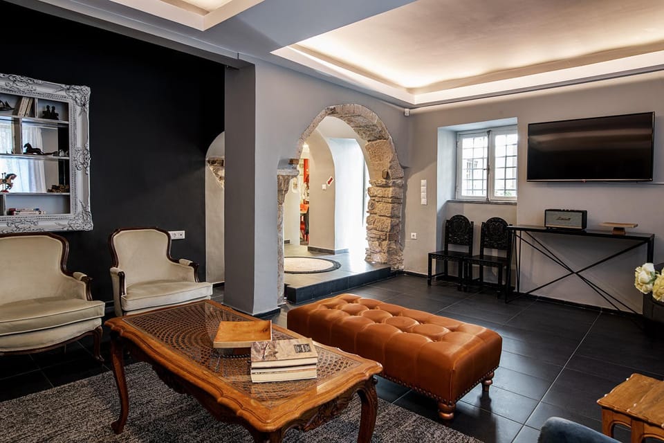 The Hadrian Wall - A Historic Acropolis Villa House in Plaka