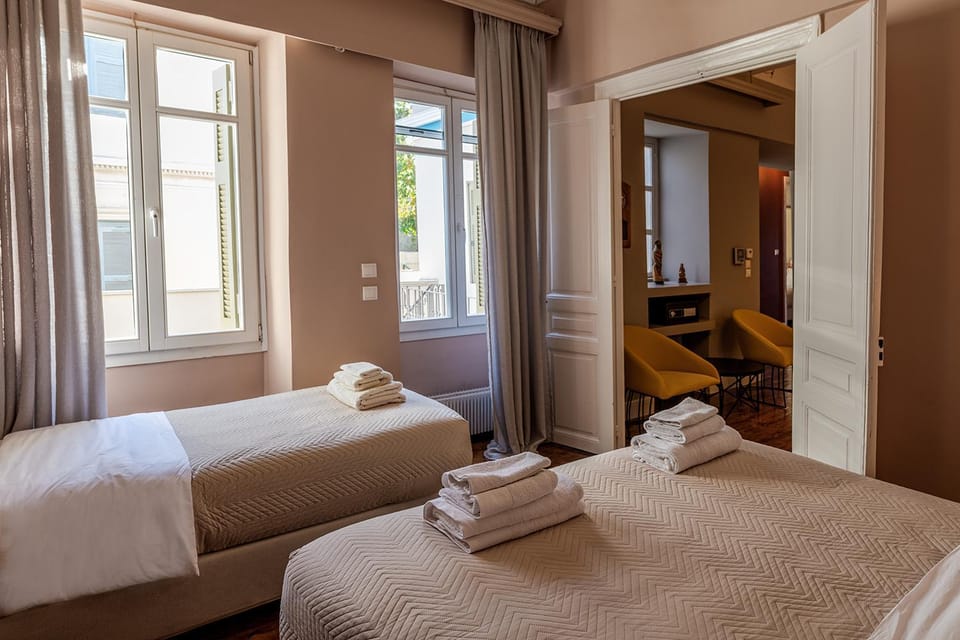 The Hadrian Wall - A Historic Acropolis Villa House in Plaka