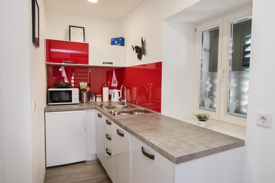 Kitchen or kitchenette