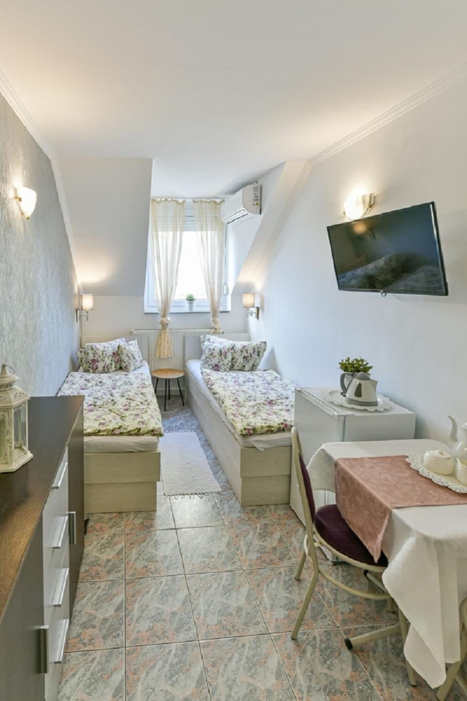 Photo of the whole room, Bedroom