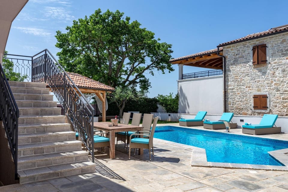 Property building, Garden, Swimming pool