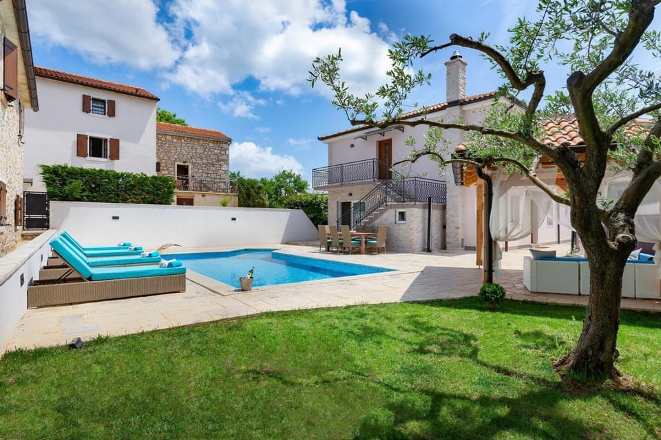 Property building, Garden, Swimming pool