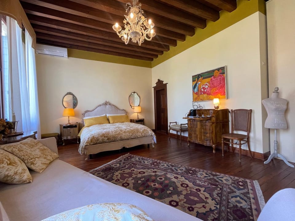 Bed, Photo of the whole room
