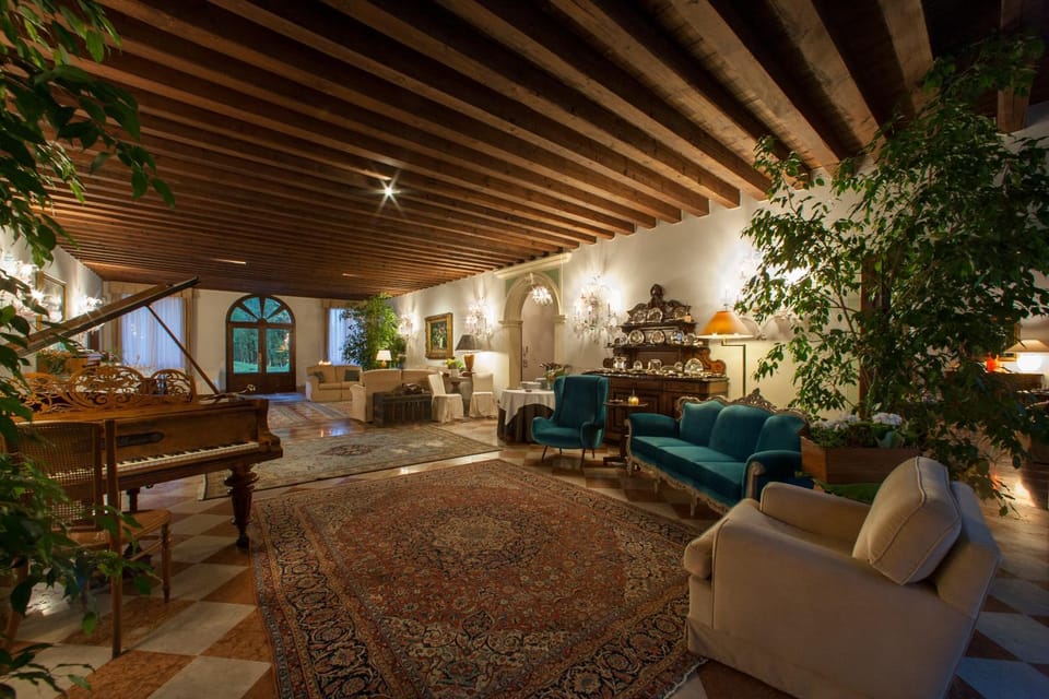 Living room, Seating area