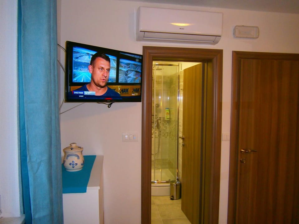 Bathroom, TV and multimedia