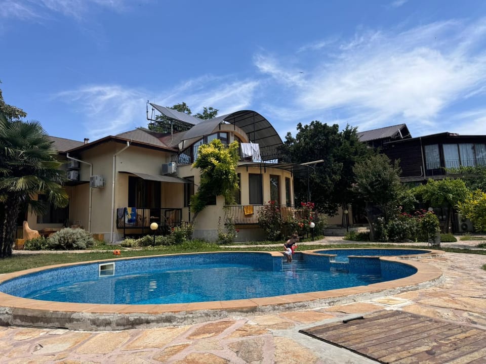 Property building, Garden, Garden view, Pool view, Swimming pool