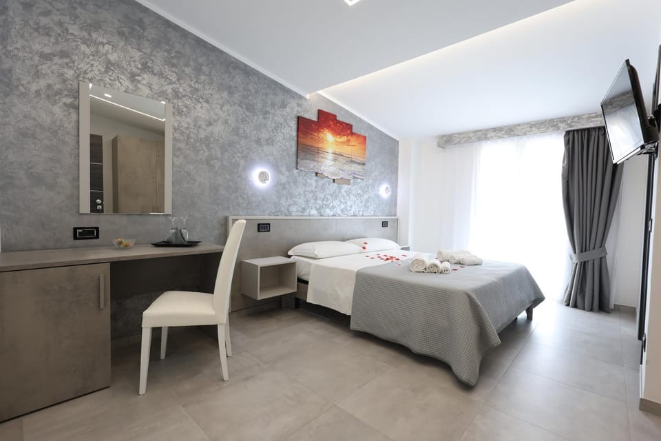 Bed, Bathroom, TV and multimedia, Photo of the whole room, Bedroom, towels