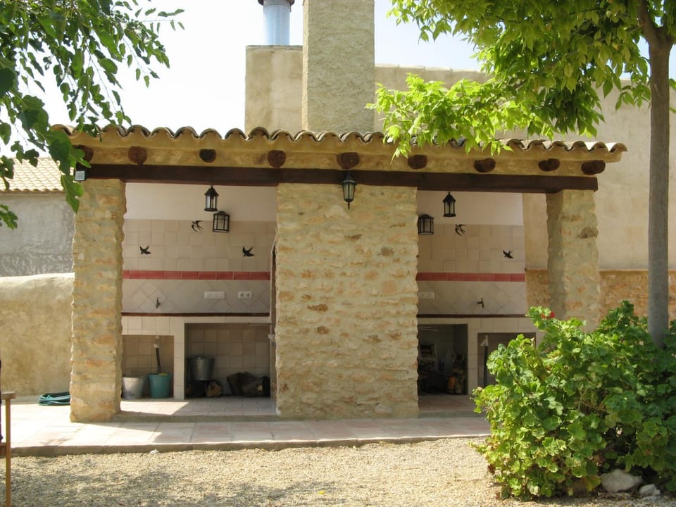 Spring, BBQ facilities, Garden, Decorative detail, Communal kitchen, On site