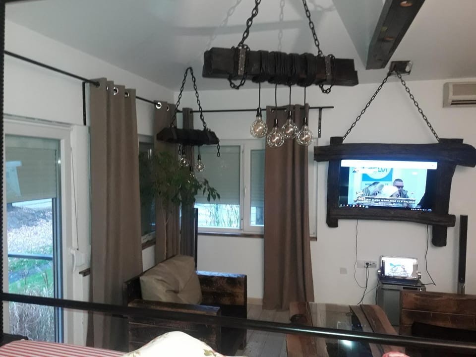 TV and multimedia, Living room, Seating area, air conditioner