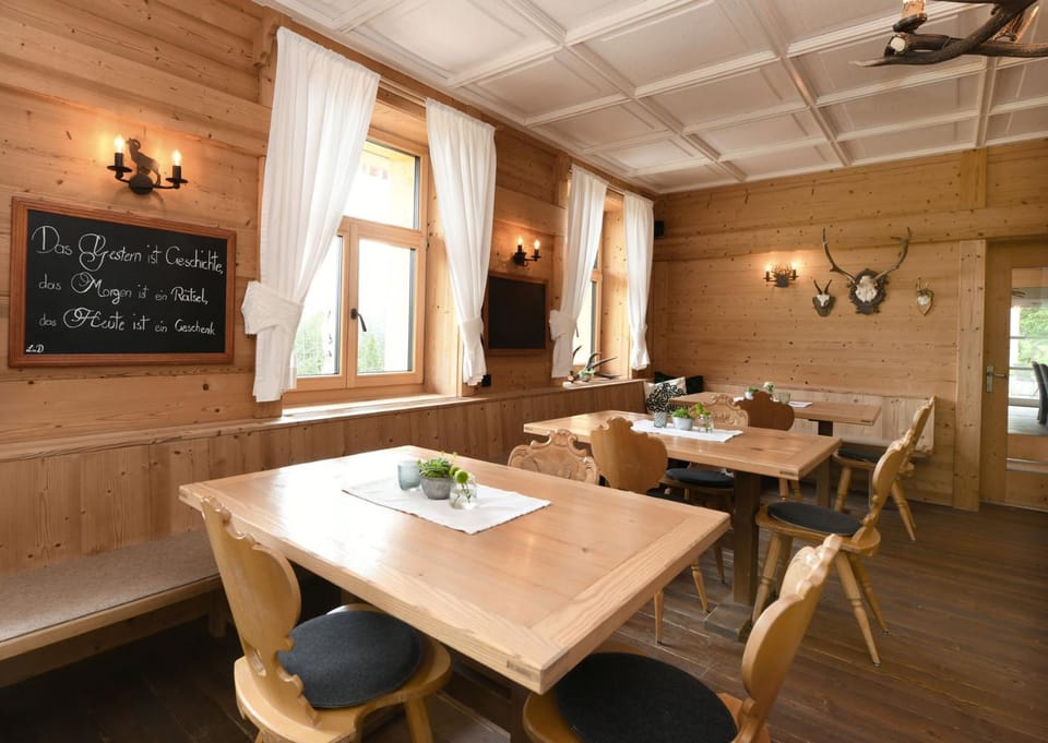 Restaurant/places to eat, Restaurant/places to eat