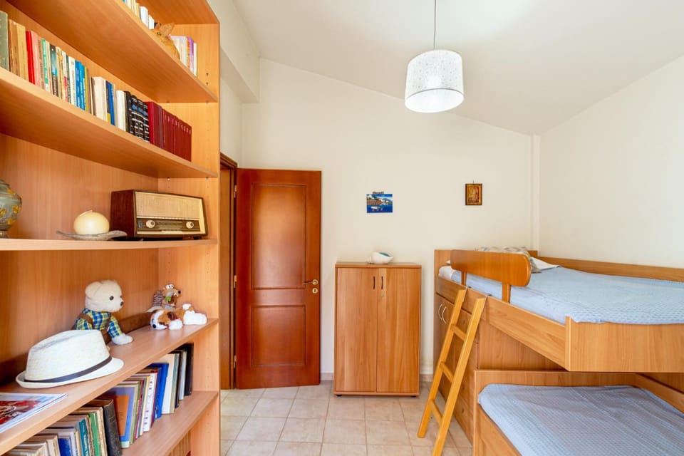 Bedroom, bunk bed