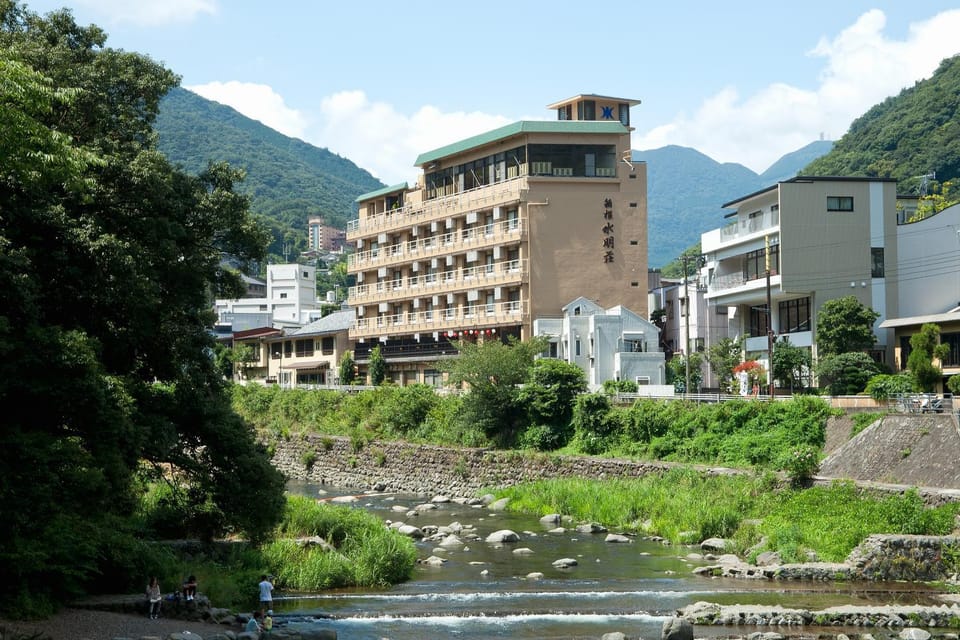 Property building, Facade/entrance, Neighbourhood, Natural landscape, Area and facilities