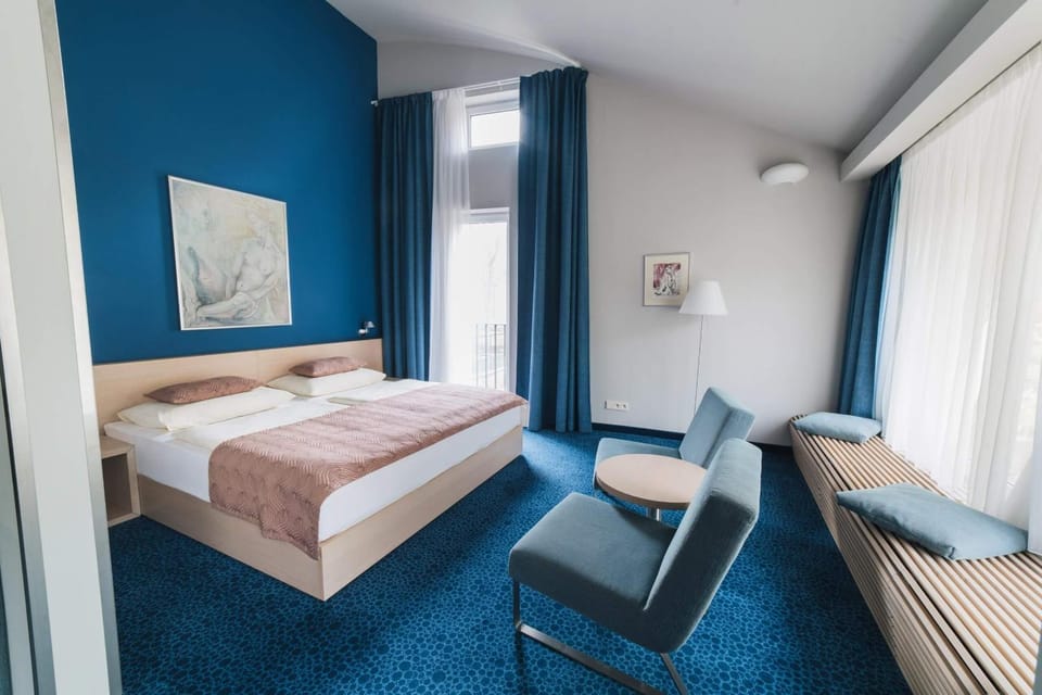 Bed, Photo of the whole room, Seating area, Bedroom