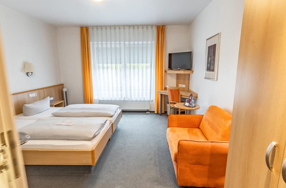 Bed, Photo of the whole room, Seating area