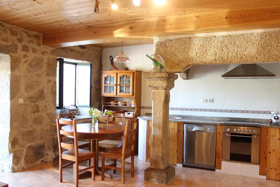 Kitchen or kitchenette, Dining area, pet friendly, stove