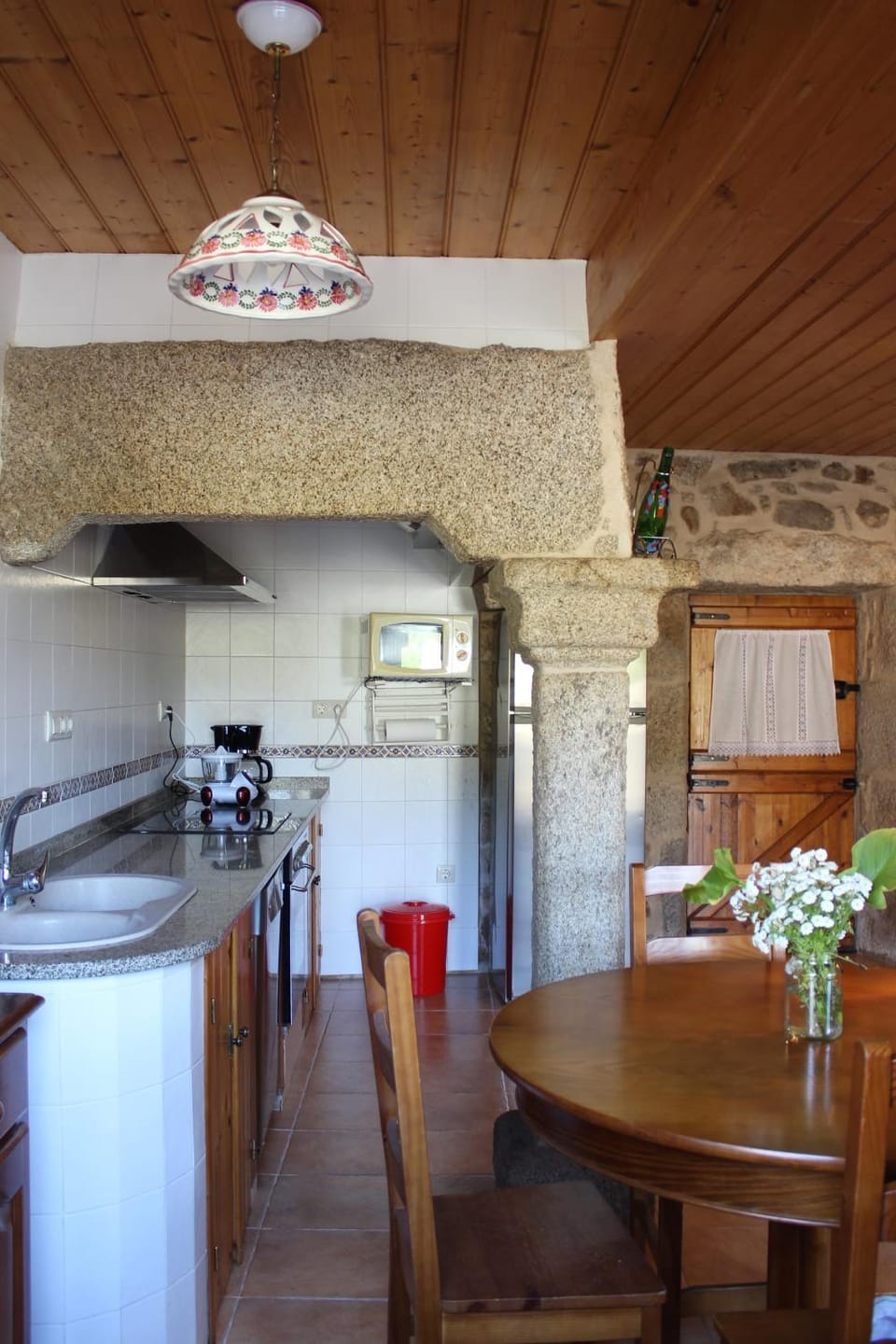 Kitchen or kitchenette, minibar