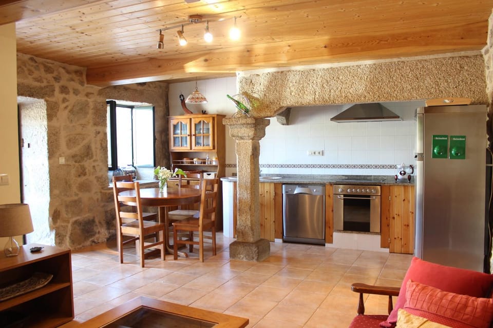 Kitchen or kitchenette, Dining area, pet friendly, stove