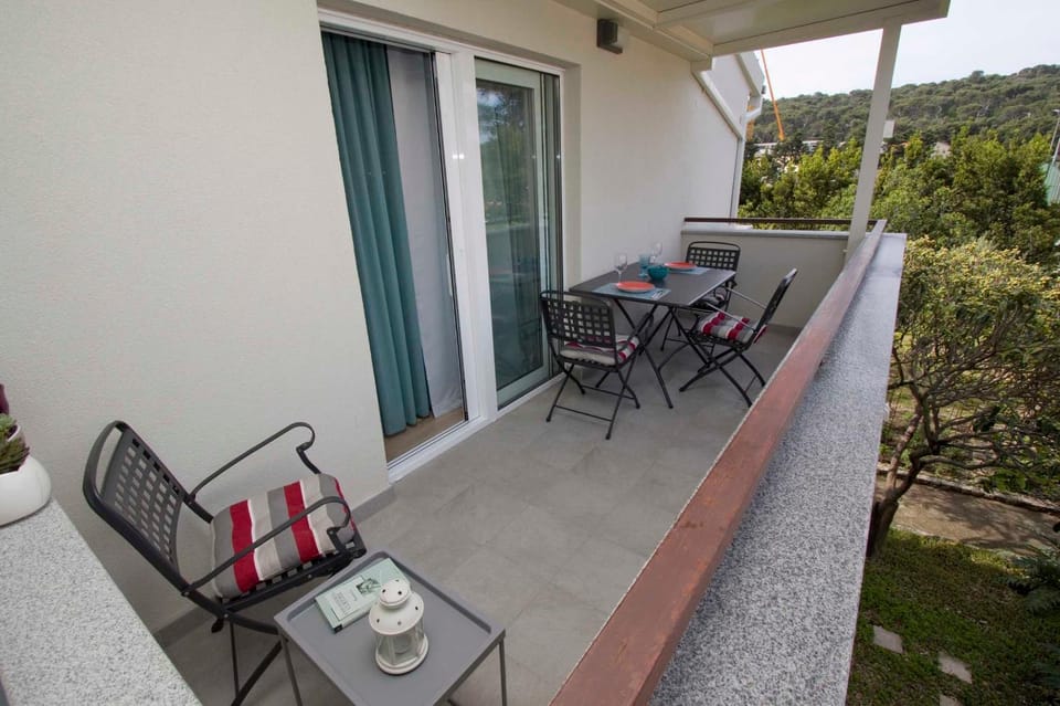 View (from property/room), Balcony/Terrace, Garden view