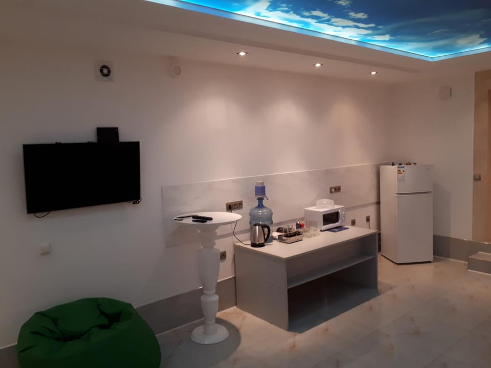 TV and multimedia, Coffee/tea facilities, Seating area, Dining area