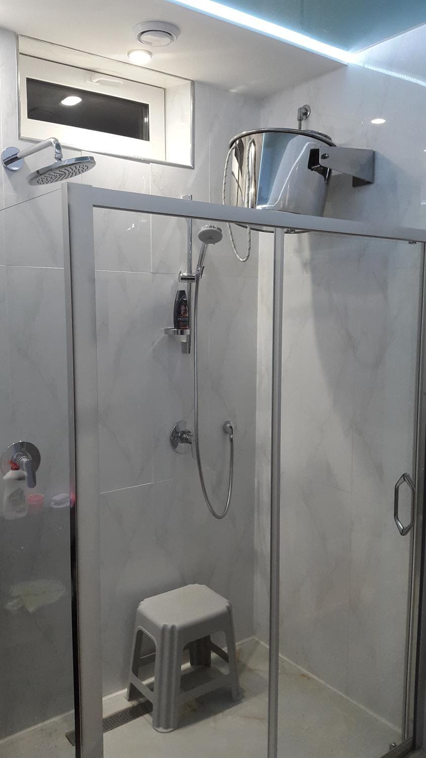 Shower, Toilet