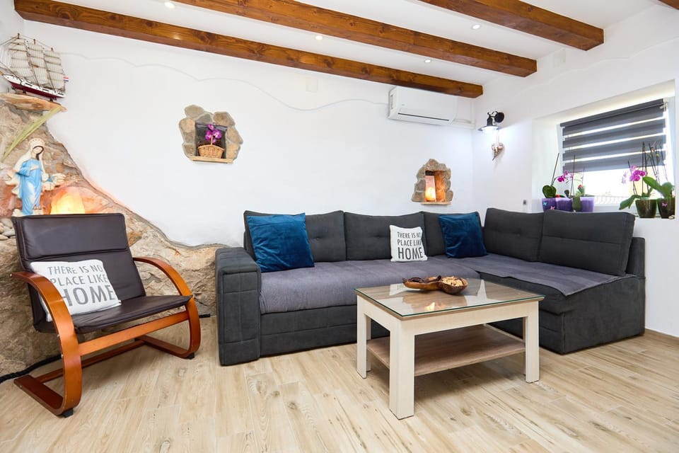 Stone House Biskup Apartment in Dubrovnik-Neretva County
