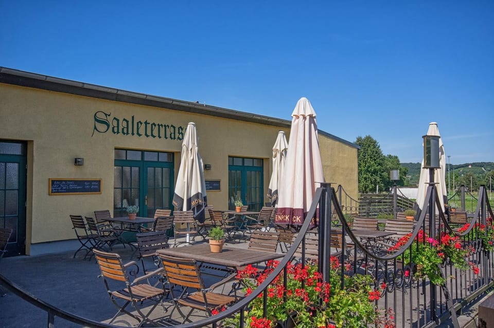 Restaurant/places to eat, Balcony/Terrace