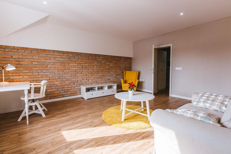 Bed, Living room, Photo of the whole room, Mountain view