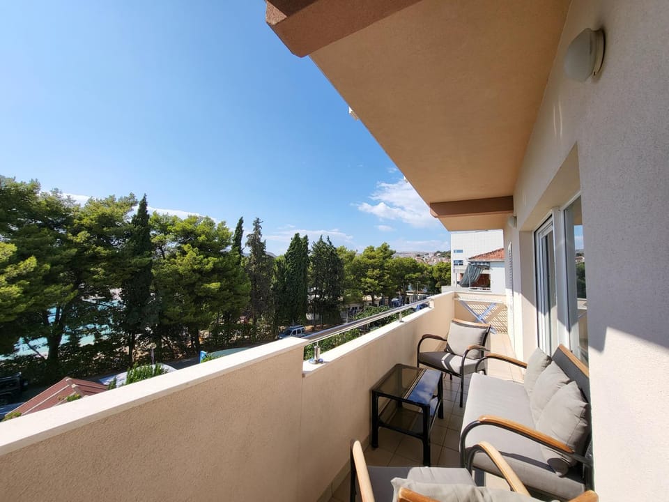 View (from property/room), Balcony/Terrace, Seating area, Beach, Sea view