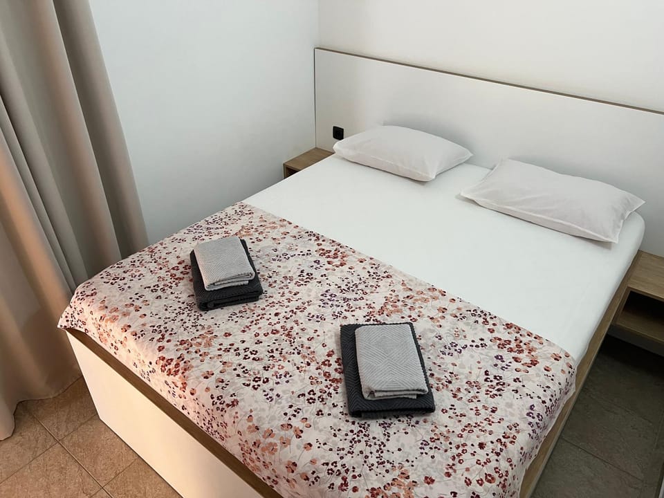 Bed, Balcony/Terrace, Bedroom, towels, air conditioner