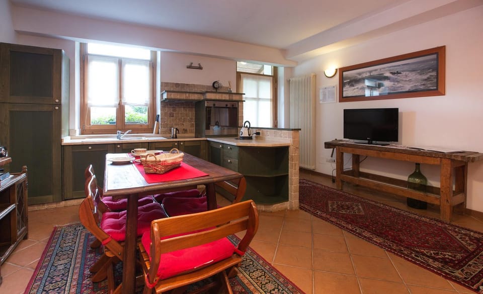 TV and multimedia, Kitchen or kitchenette, Dining area, stove