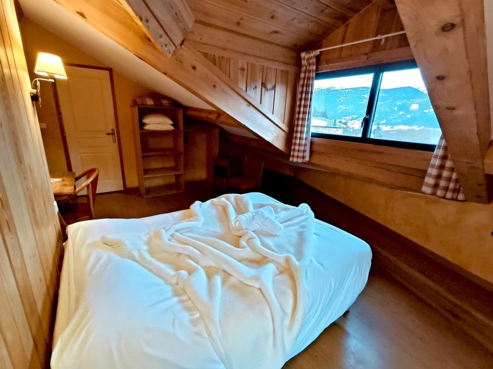 Bed, TV and multimedia, Bedroom
