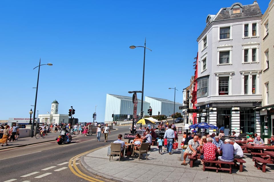 Nearby landmark, Restaurant/places to eat, Off site, Neighbourhood, Summer, Shopping Area
