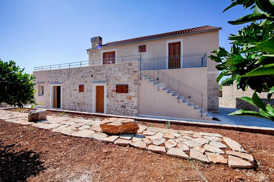 Property building, Patio, Facade/entrance, Day, BBQ facilities, Balcony/Terrace, Photo of the whole room