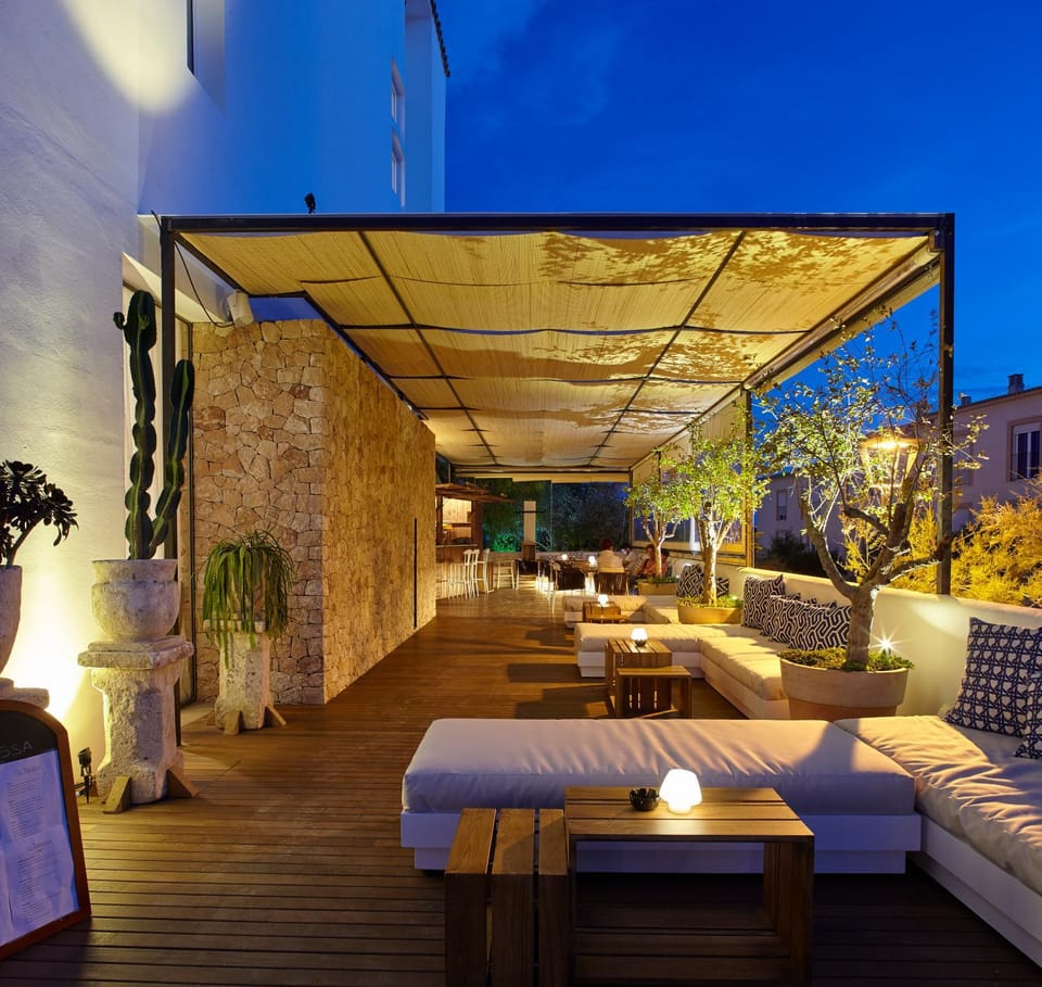Property building, Patio, Restaurant/places to eat, Facade/entrance, Night, Balcony/Terrace, Lounge or bar, On site, Dinner