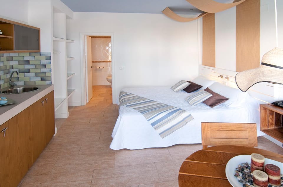 Property building, Bed, Photo of the whole room, Bedroom, safe, towels, air conditioner