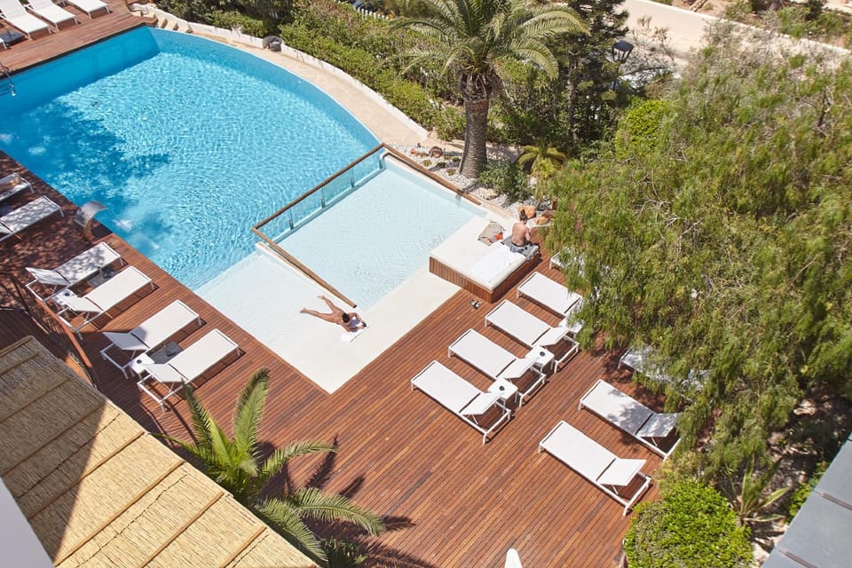 Property building, Patio, Day, Garden, Garden, Balcony/Terrace, Garden view, Pool view, Swimming pool, sunbed