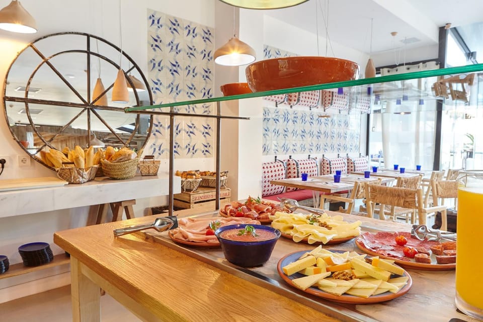 Property building, Restaurant/places to eat, Food and drinks, Food, Breakfast, Buffet breakfast