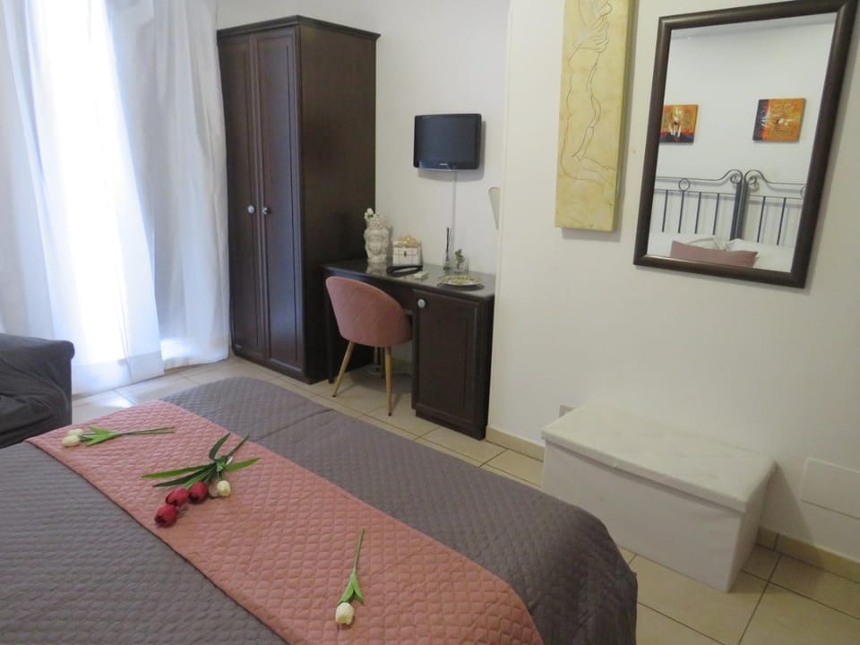 Property building, Restaurant/places to eat, Bed, TV and multimedia, Coffee/tea facilities, Kitchen or kitchenette, Living room, Photo of the whole room, Seating area, Dining area, Bedroom, Breakfast, hair dresser