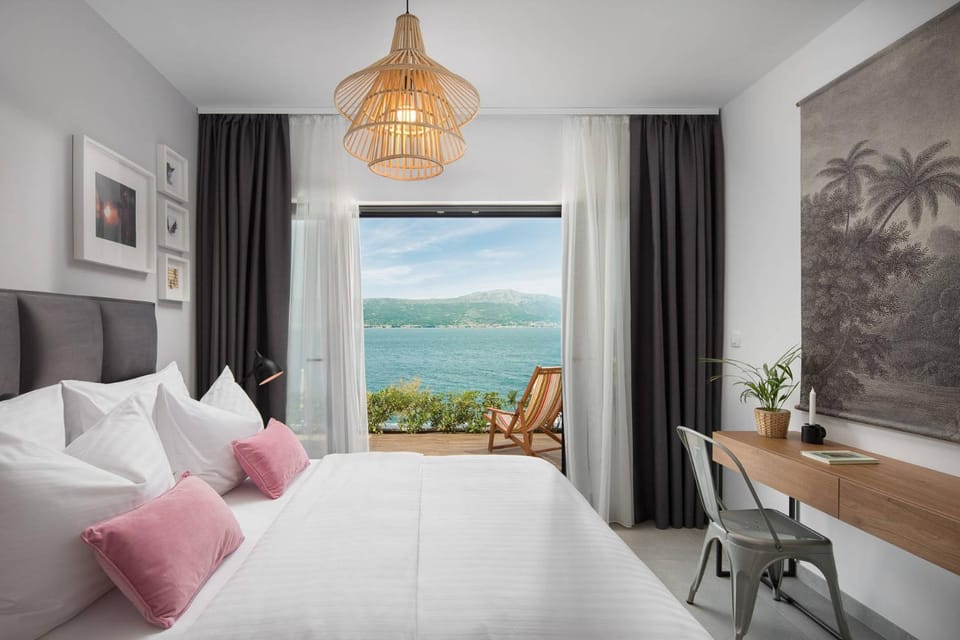 Balcony/Terrace, Bedroom, Mountain view, Sea view