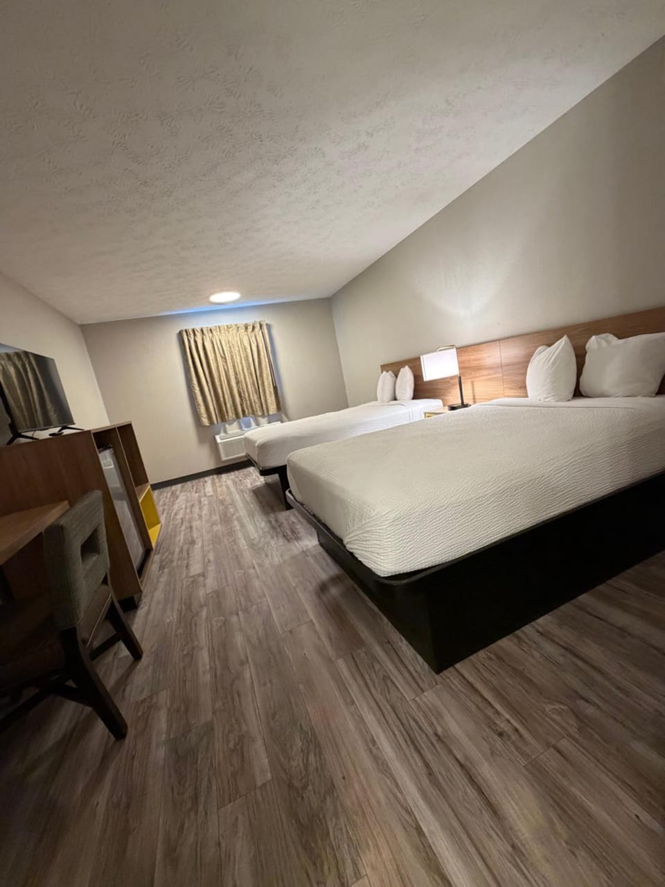 Bed, TV and multimedia, Photo of the whole room, Bedroom, hair dresser