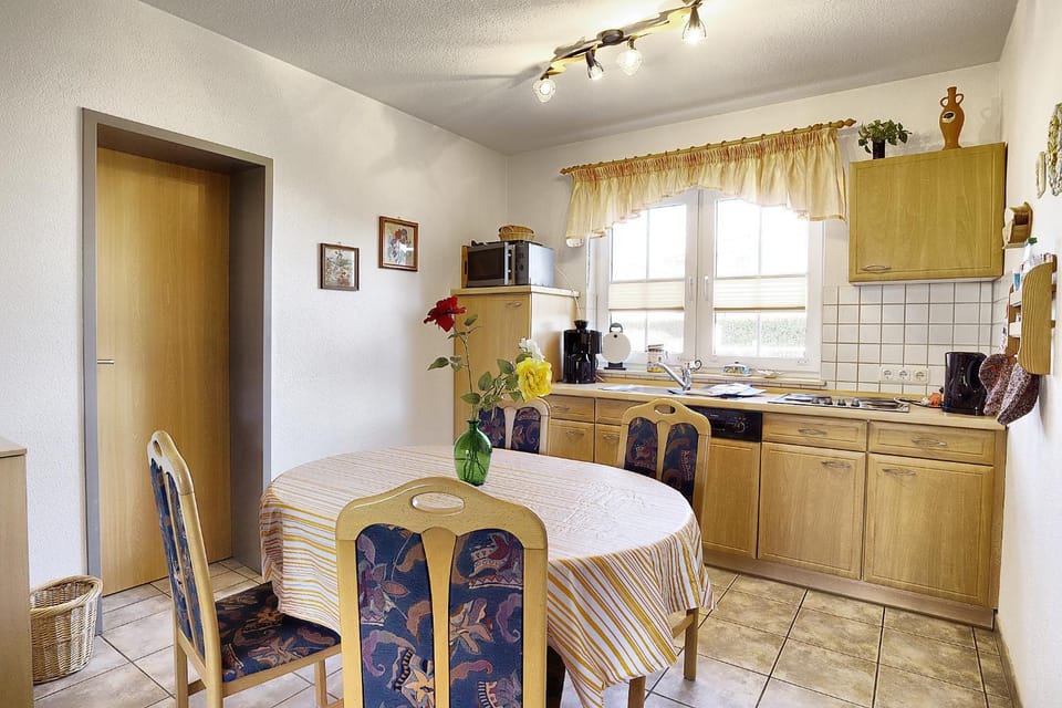 Am Deich 01-Haus mit Strandkorb House in Zingst