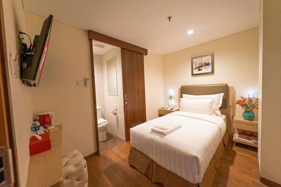 Bed, Photo of the whole room, Bedroom