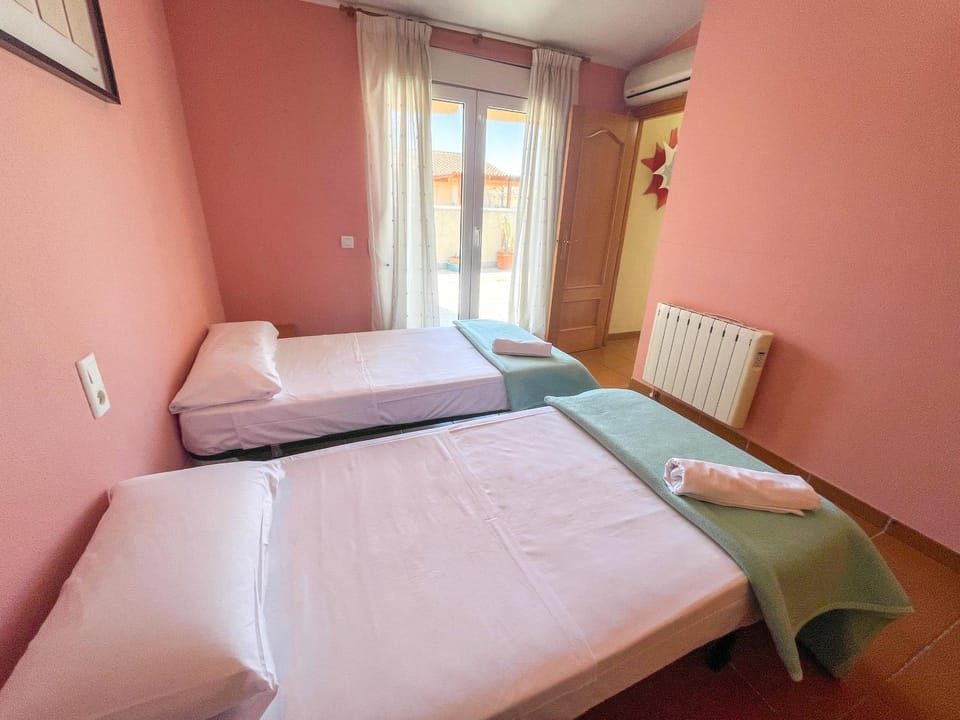 Shower, Spring, Bed, Activities, Winter, Summer, Bathroom, Balcony/Terrace, Photo of the whole room, Beach, Hiking, Animals, Animals, Animals, Bedroom, Autumn, Pets, Pets, Pets, Swimming pool, Sports, Entertainment, children, children, children, young children, young children, young children, older children, older children, older children, group of guests, group of guests, group of guests, cot, Family, Family, Family, Bath, Parking, dishwasher, microwave, oven, pet friendly, pet friendly, washing machine, elevator